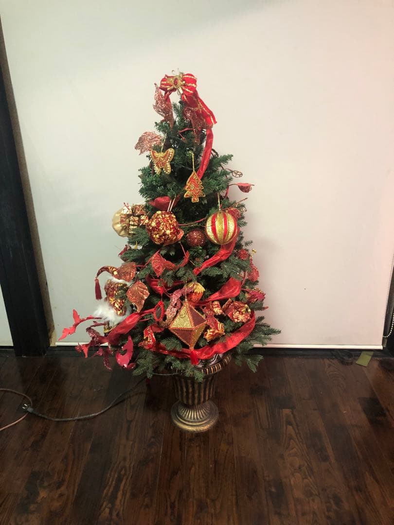 赤と金のクリスマスツリー 小型 装飾付き