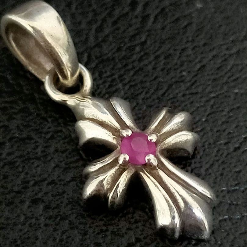 人気　クロス シルバー 925 ネックレス　　ルビーペンダント　美品