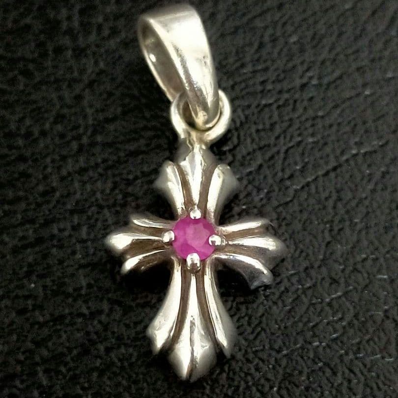 人気　クロス シルバー 925 ネックレス　　ルビーペンダント　美品