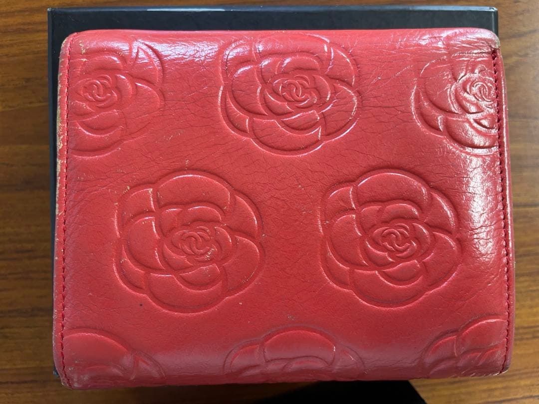 り*く様 CHANEL 赤 レザー 二つ折り財布