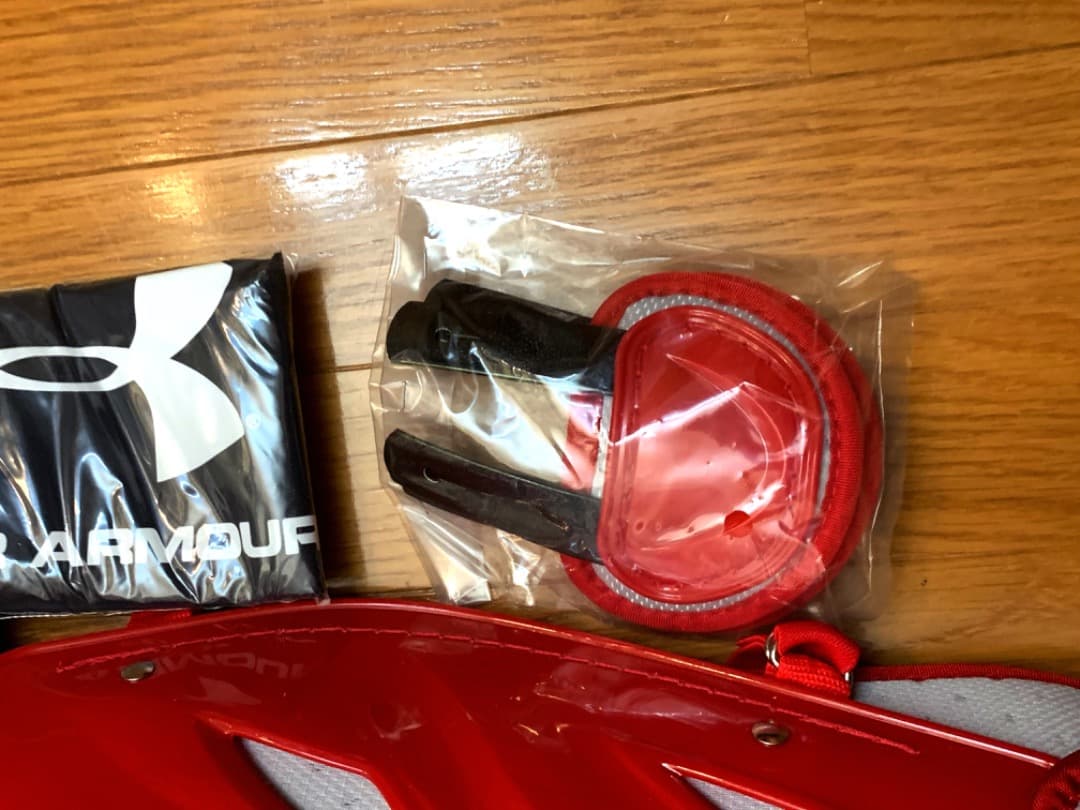 新品2026年アメリカ国内限定発売アンダーアーマー☆キャッチャーレッグガード☆赤