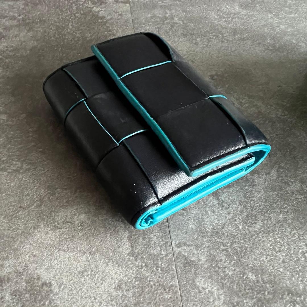 ⭐️ボッテガヴェネタ⭐️カセット 三つ折りファスナーウォレット ブラック×ブルー