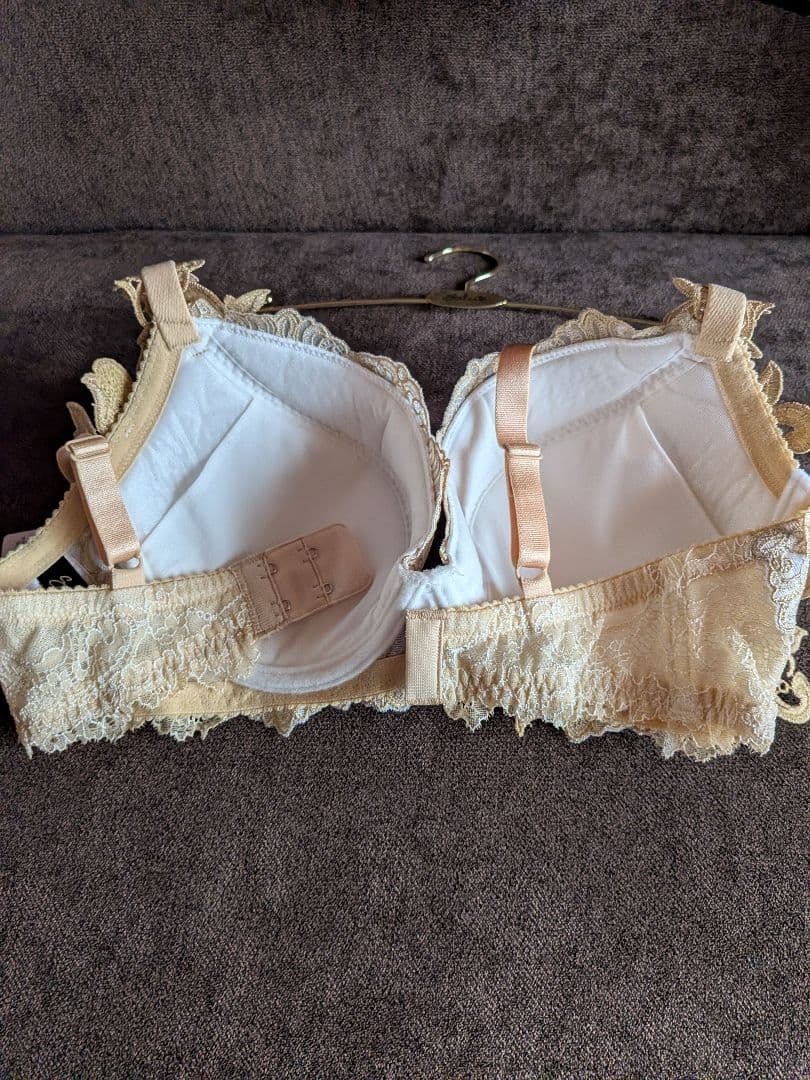 サルート、82グループプレステージブラジャーF70サイズ。