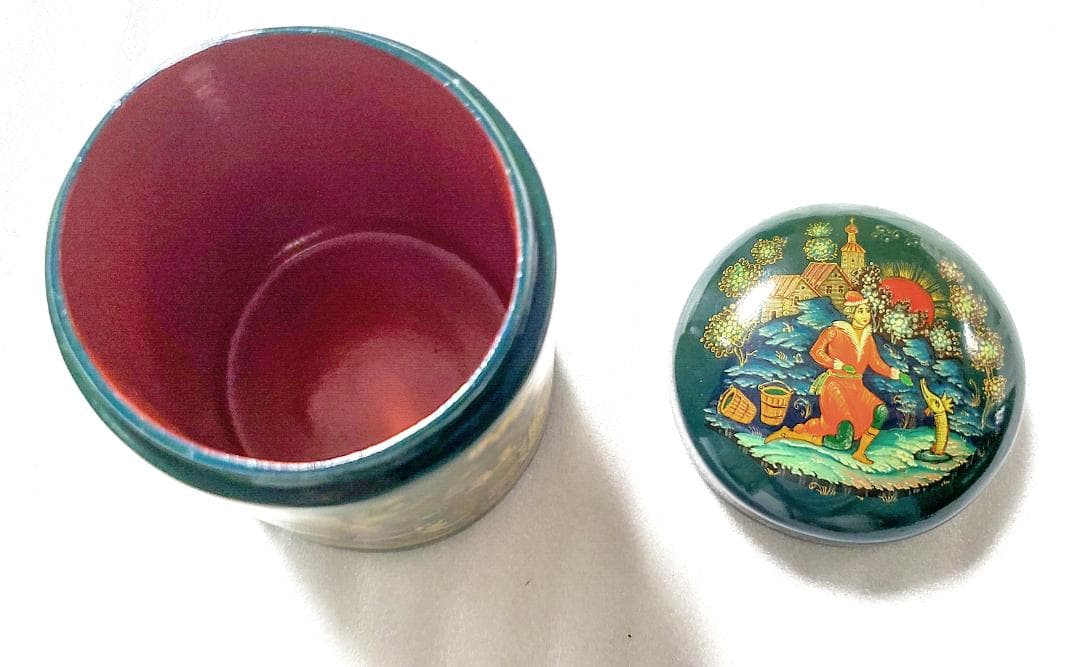 ロシア工芸品　細密画　パレフ 筒状の小箱　箱無し