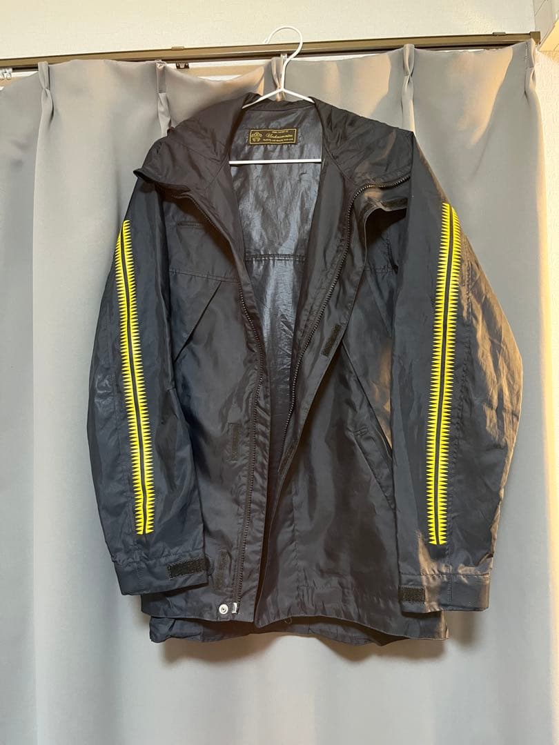 ネイビーアウターとオリーブグリーンパンツとレッドキャップセット