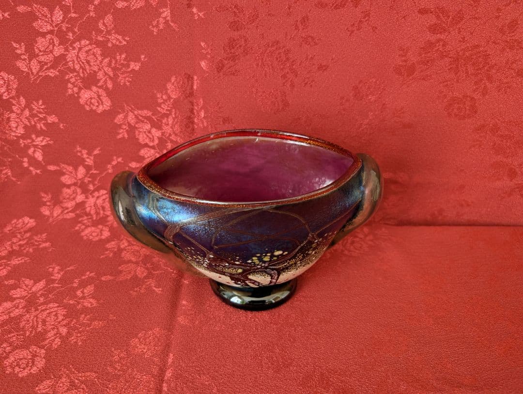 装飾的な紫青色ガラスボウル