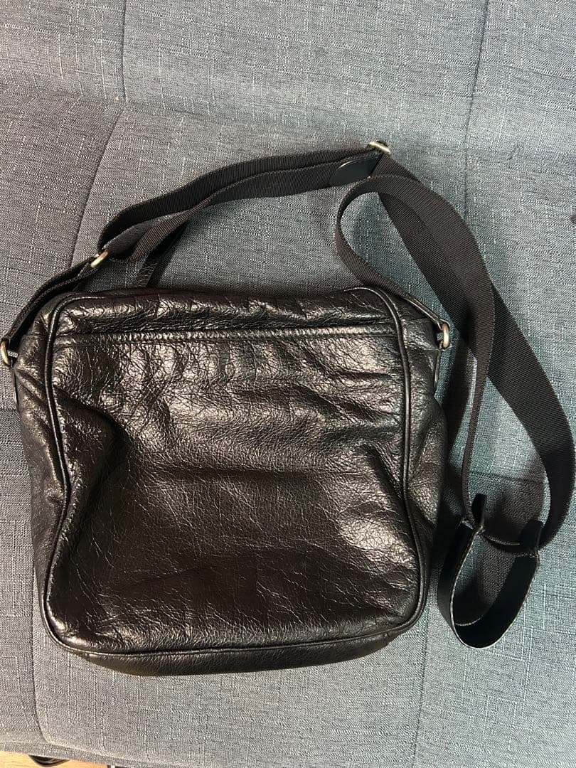 BALENCIAGA ブラックレザー メッセンジャーバッグ