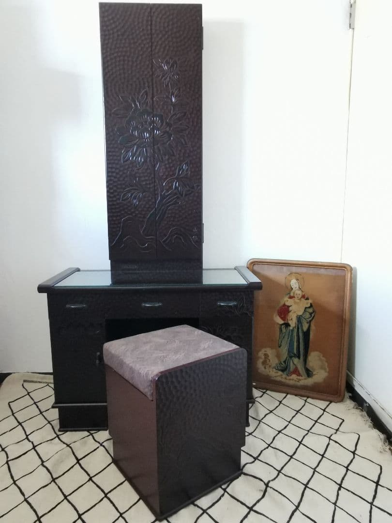 日展恵仙 伝統工芸 芍薬鎌倉彫 本漆塗仕上 三面姿見桐製鏡台 椅子付ドレッサー