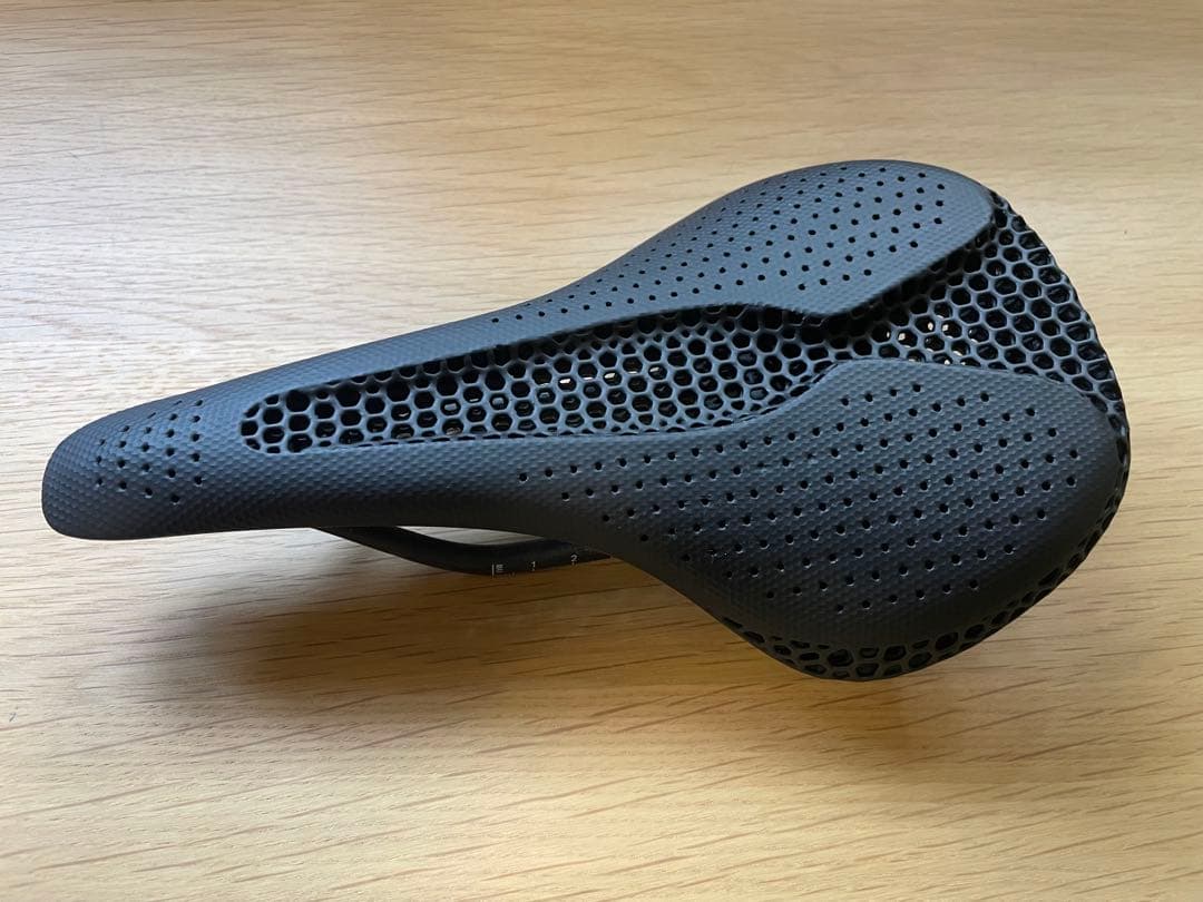 TNI 3D AeroFlow 2 カーボンサドル