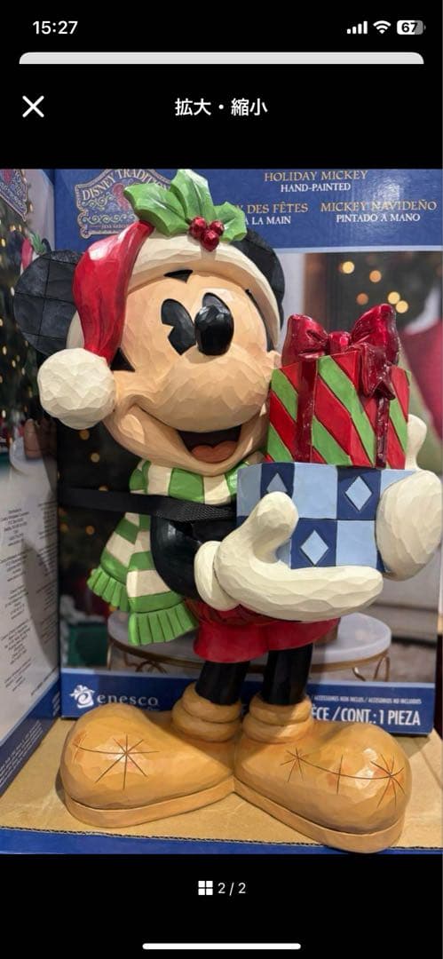 クリスマスの雰囲気を演出するハンドペイントのミッキー像。