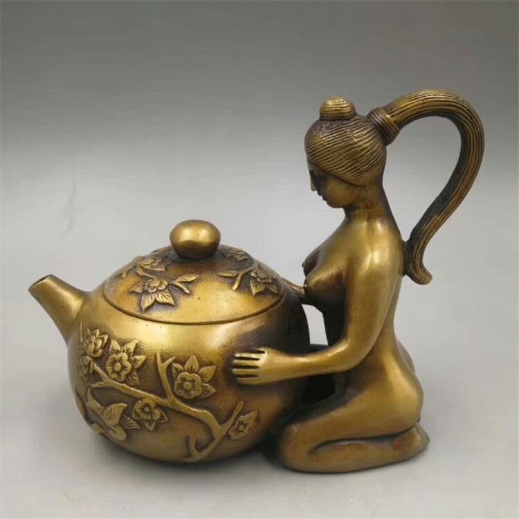 骨董品の美女が酒を注ぐ。徳利。急須。家具。置物を飾る