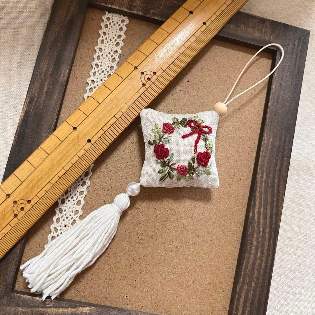 2411-31 タッセルスクエアサシェ 香り袋 クリスマス ローズリース リボン