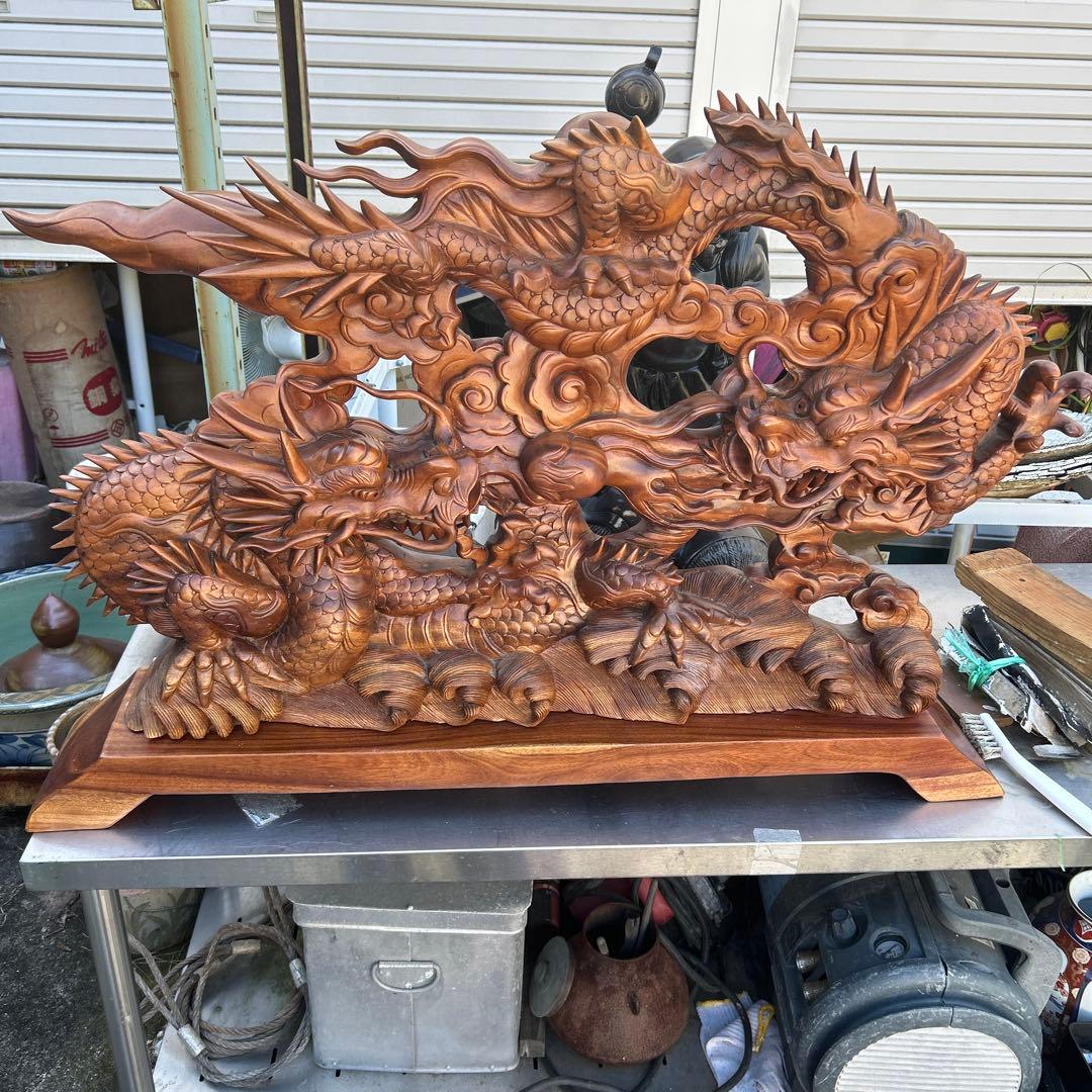 大きな　龍の彫刻