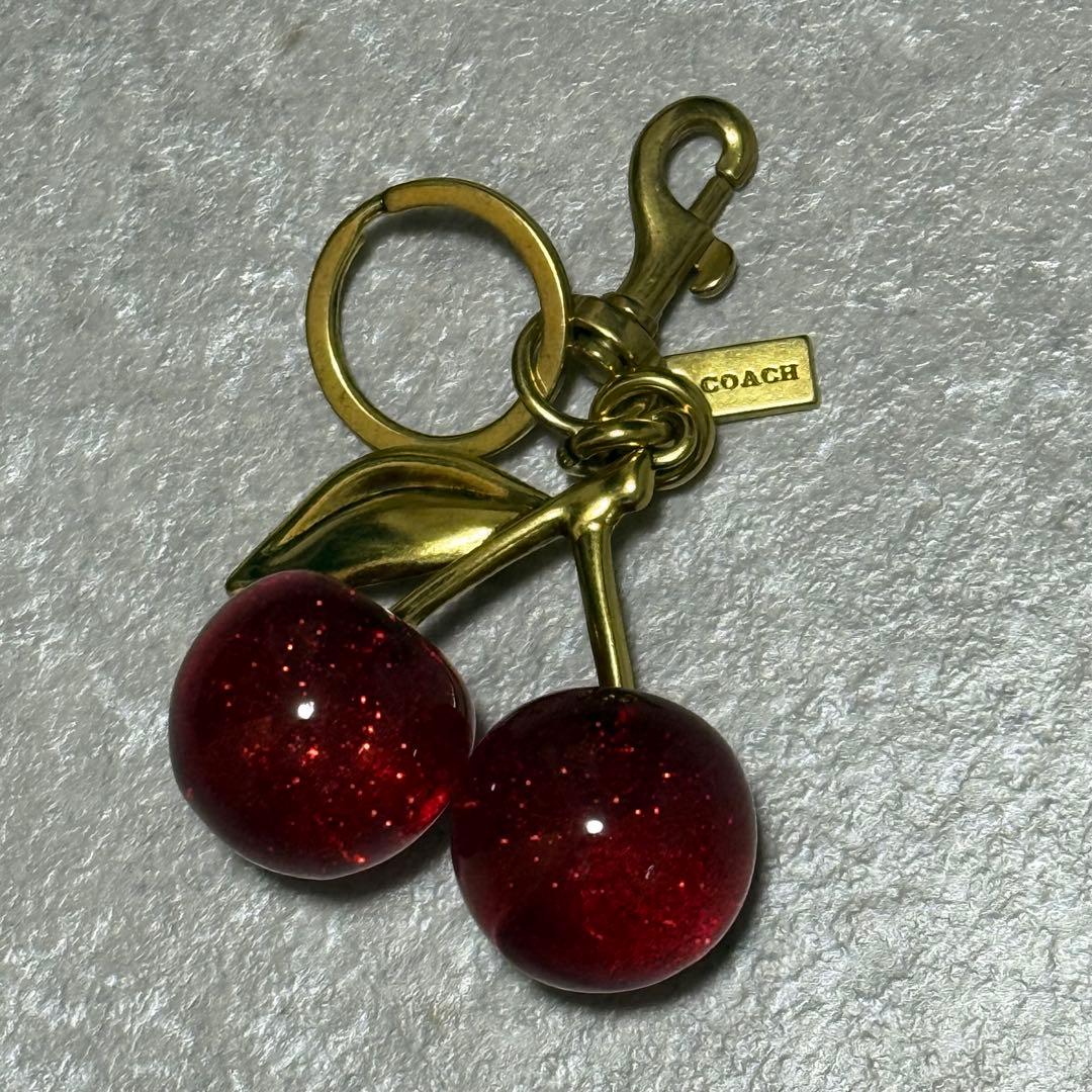 COACH チェリーキーホルダー ゴールド