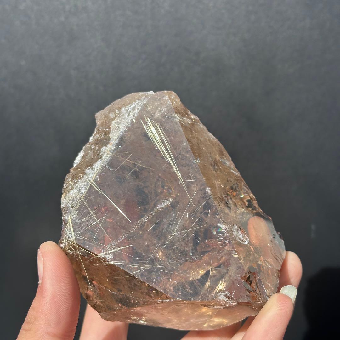 ブラジル産❣️天然石 タイチンルチルクォーツの原石　置物　鉱物G.110