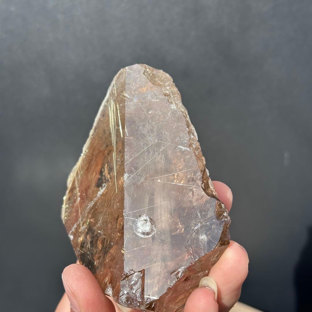 ブラジル産❣️天然石 タイチンルチルクォーツの原石　置物　鉱物G.110