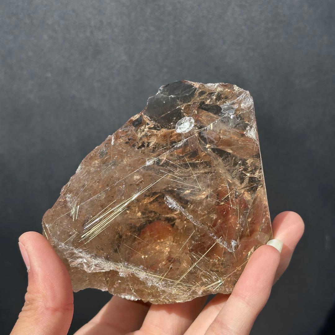 ブラジル産❣️天然石 タイチンルチルクォーツの原石　置物　鉱物G.110