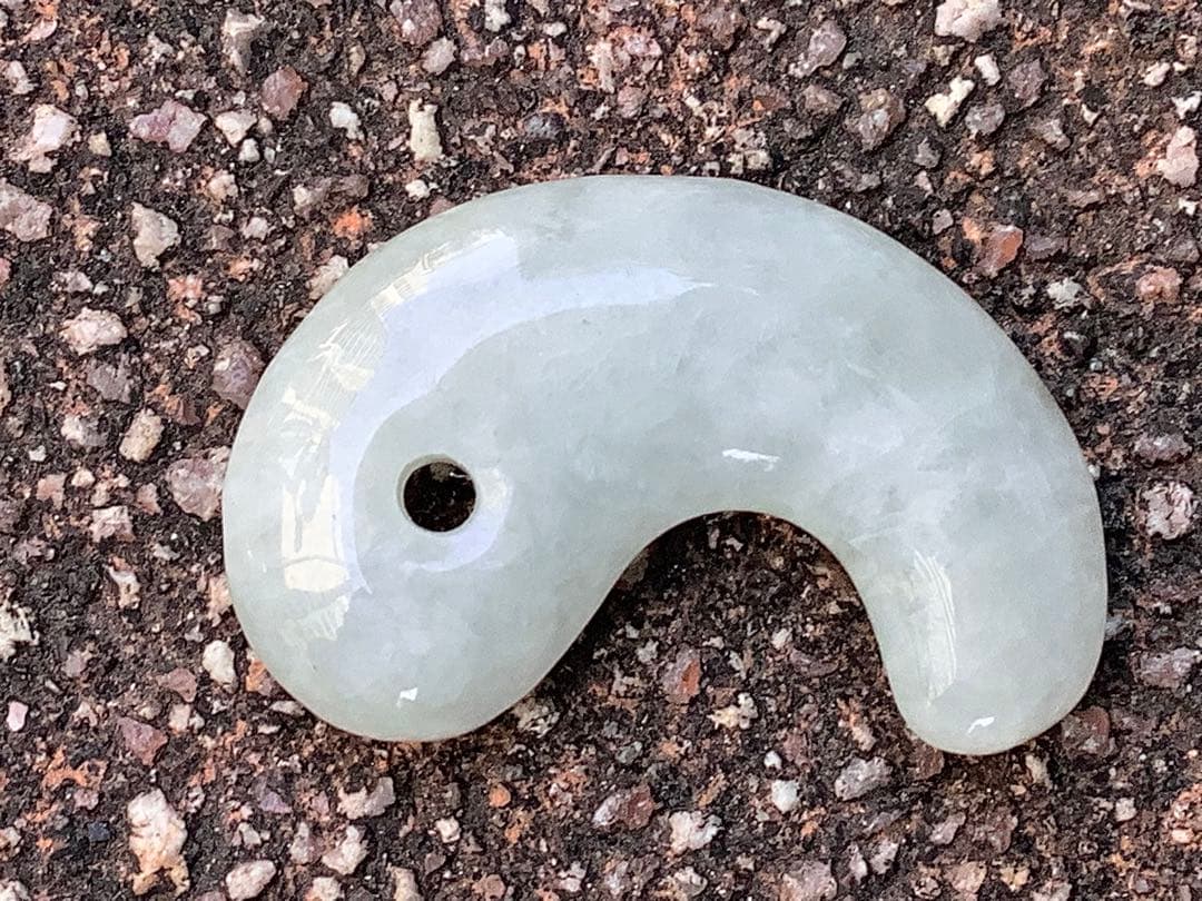 ✳吉祥開運　糸魚川翡翠勾玉*氷*アイスジェイド勾玉　極上品質　激安鑑別書取得品‼️