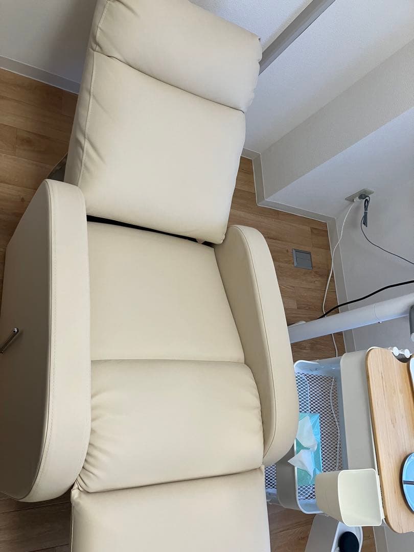 リクライニングチェア　マツエク　ネイル　ホワイトニング　サロン