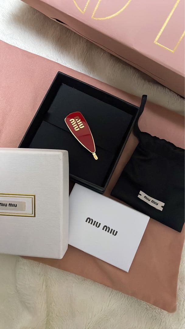 miu miu 赤 ヘアピン