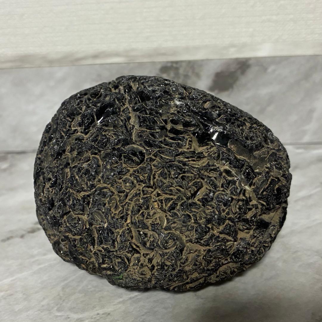 黒い自然石の丸い置物