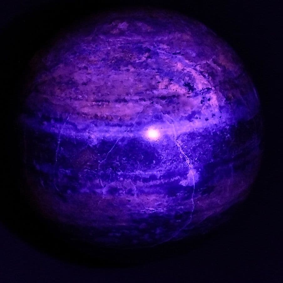 ⑤紫外線蛍光 ラピスラズリインハックマナイト 原石 丸玉 スフィア 台付 55㎜