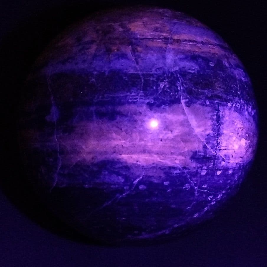 ⑤紫外線蛍光 ラピスラズリインハックマナイト 原石 丸玉 スフィア 台付 55㎜