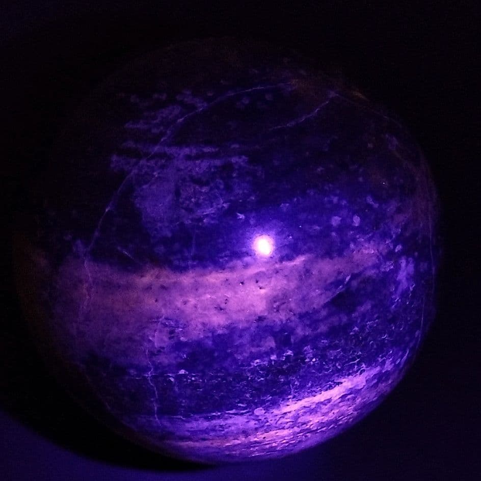 ⑤紫外線蛍光 ラピスラズリインハックマナイト 原石 丸玉 スフィア 台付 55㎜