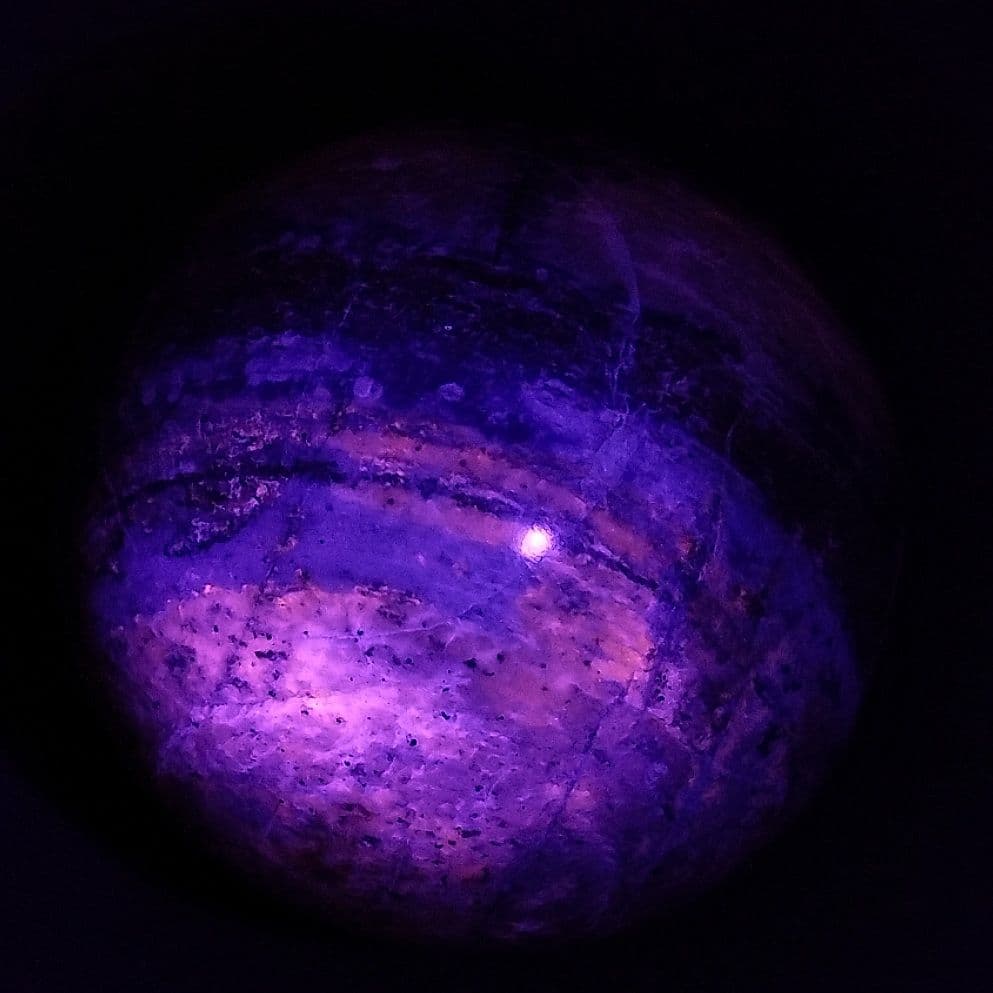 ⑤紫外線蛍光 ラピスラズリインハックマナイト 原石 丸玉 スフィア 台付 55㎜