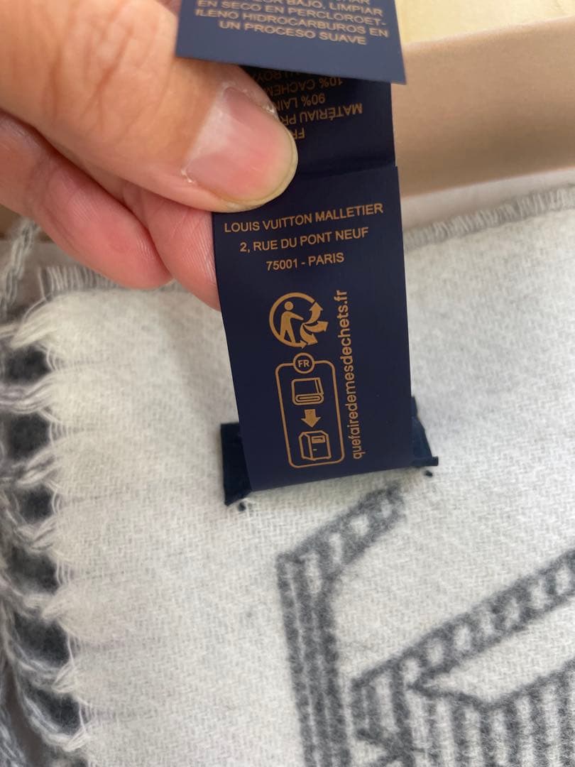 新品、未使用品‼️ 箱付き‼️ルイヴィトン モノグラム シャドウ　マフラー