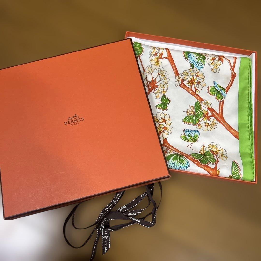 HERMES 蝶と花デザイン シルクスカーフ