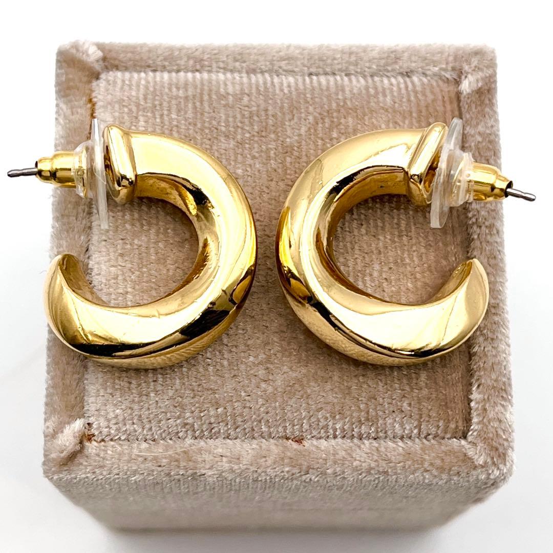 BURBERRY バーバリー　ピアス ロゴ刻印 メタル ゴールドカラー　スタッド