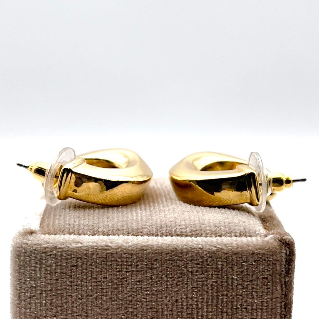 BURBERRY バーバリー　ピアス ロゴ刻印 メタル ゴールドカラー　スタッド