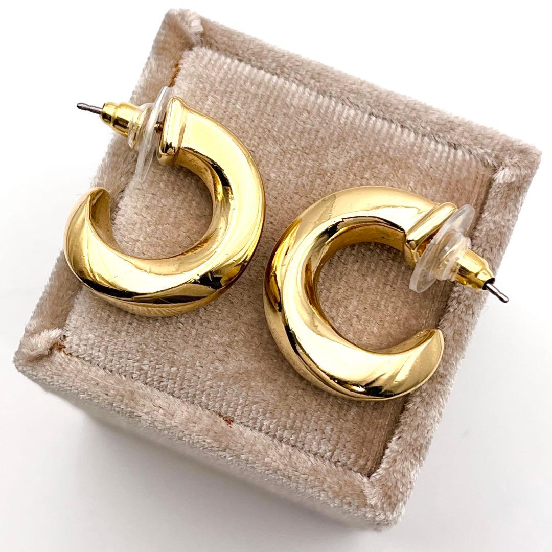 BURBERRY バーバリー　ピアス ロゴ刻印 メタル ゴールドカラー　スタッド