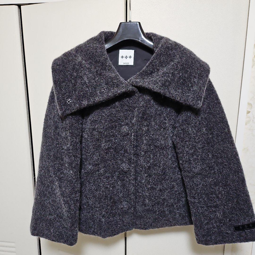 !!!です。TATRAS グレー 大きな襟付き