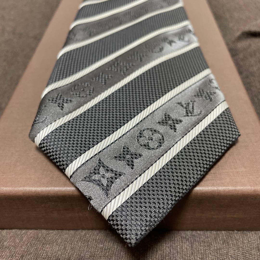 【新古品】ルイヴィトンネクタイ 黒とグレーのストライプ