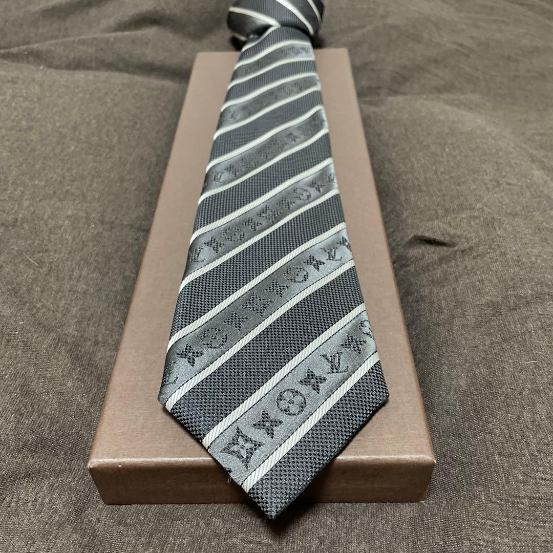 【新古品】ルイヴィトンネクタイ 黒とグレーのストライプ