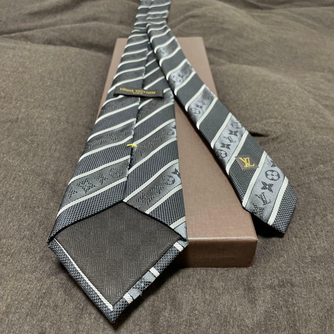 【新古品】ルイヴィトンネクタイ 黒とグレーのストライプ
