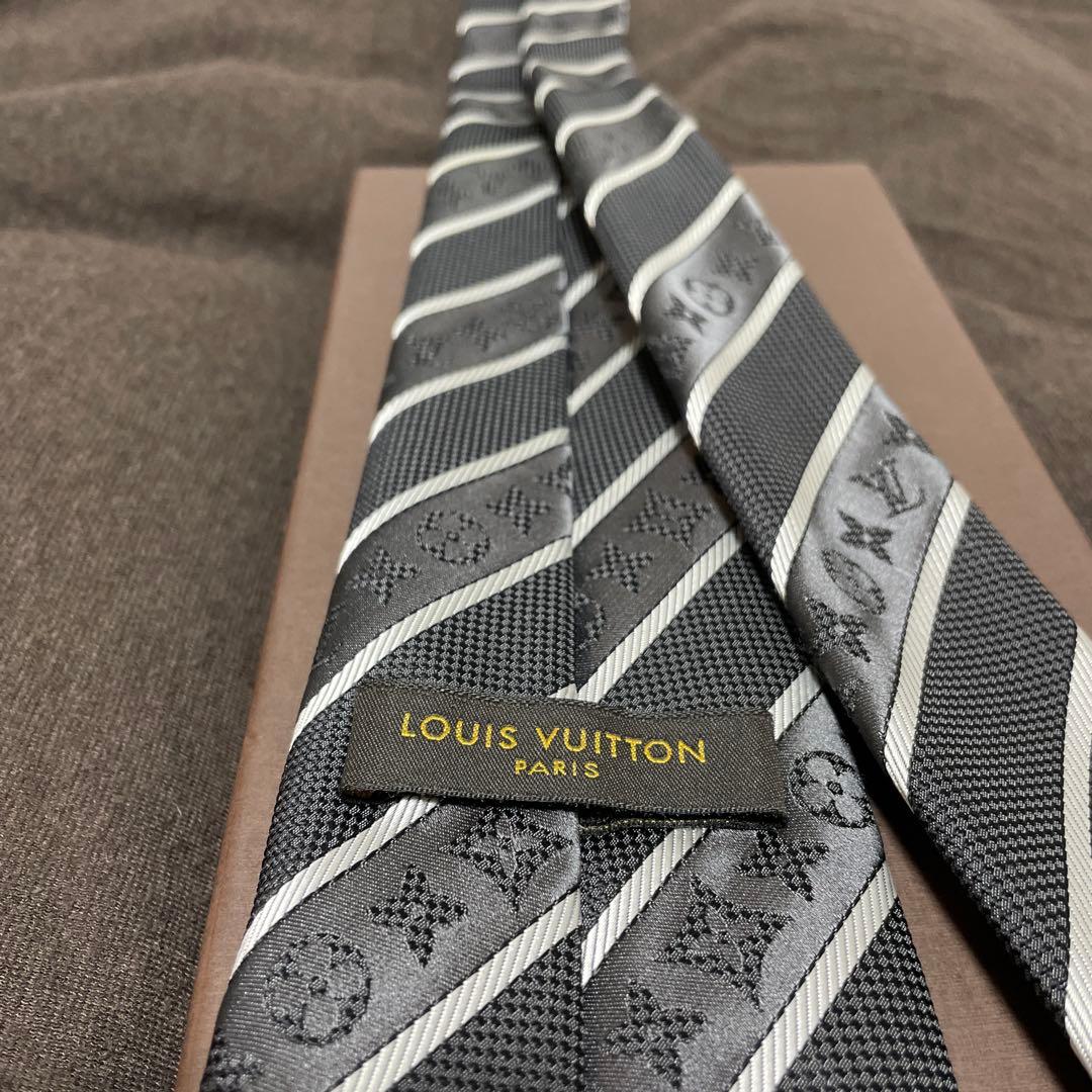 【新古品】ルイヴィトンネクタイ 黒とグレーのストライプ