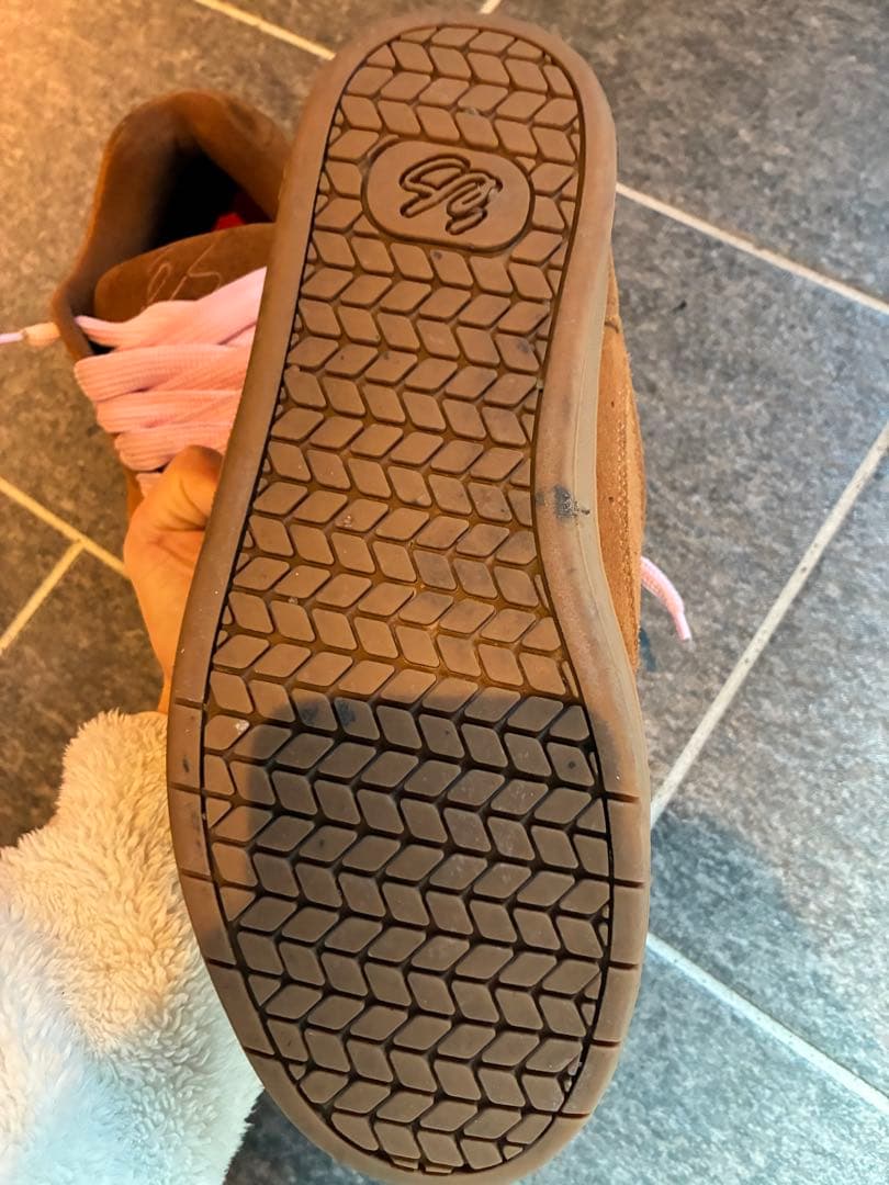 es ブラウン スニーカー