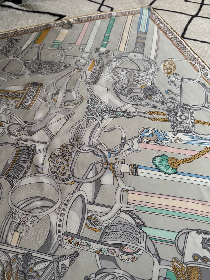 Hermès スカーフ 装飾品デザイン　カレウォッシュ90エトリエの競演