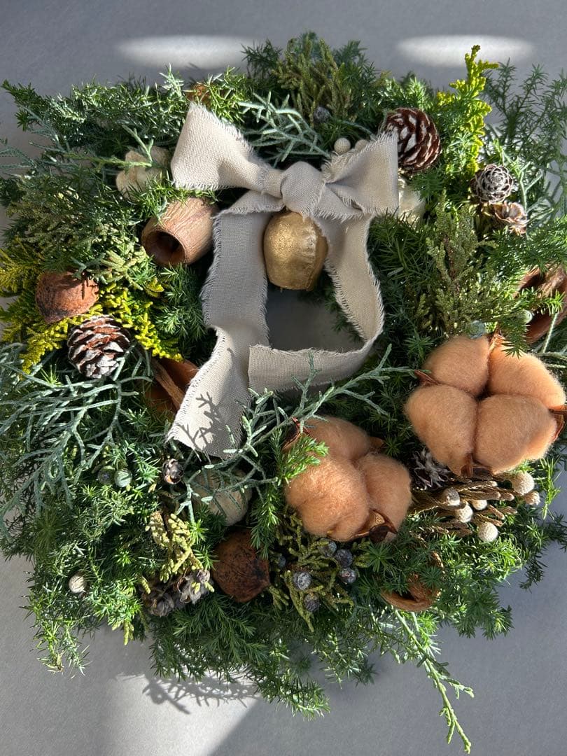 ナチュラルクリスマスリース ベル付き 木の実いっぱい