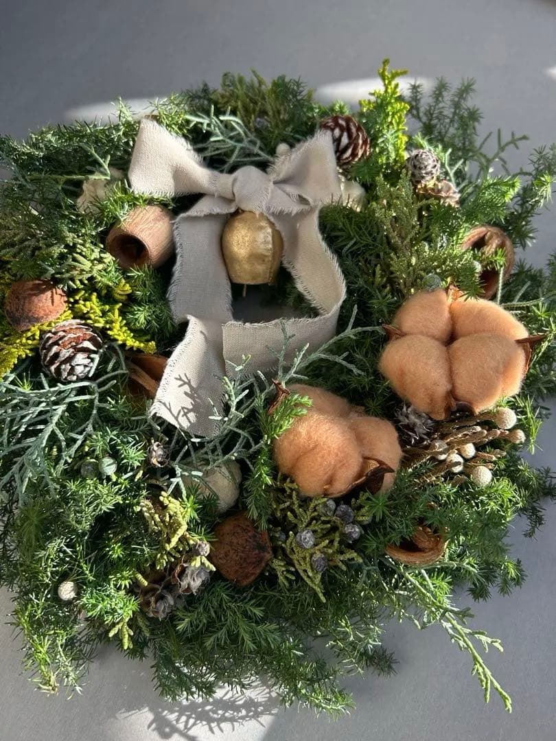 ナチュラルクリスマスリース ベル付き 木の実いっぱい