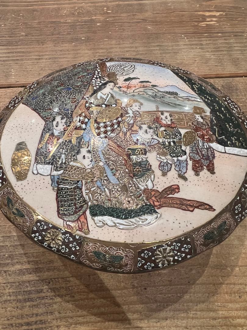 明治期 白薩摩 金襴手 人物文 蓋物 盛上金彩 細密画 割れなし　アンティーク品