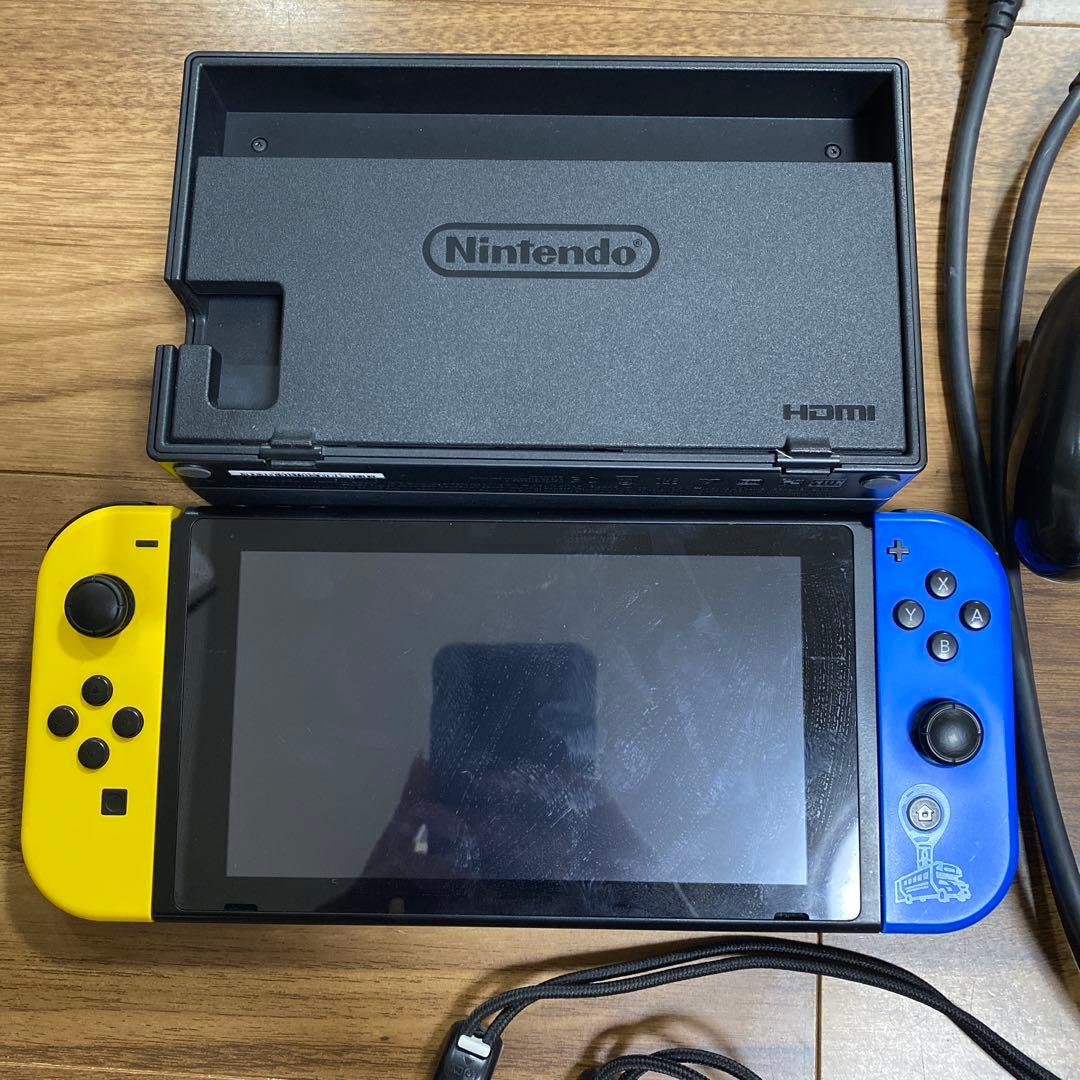 Nintendo Switch 青/黄 キャラクター柄 本体　フォートナイト