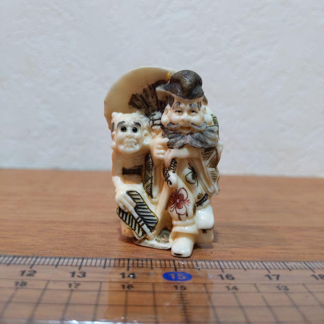 時代提物 彩色人物根付 天然素材 在銘【鍾馗様鬼退治】高さ4.6cm 重さ22ｇ