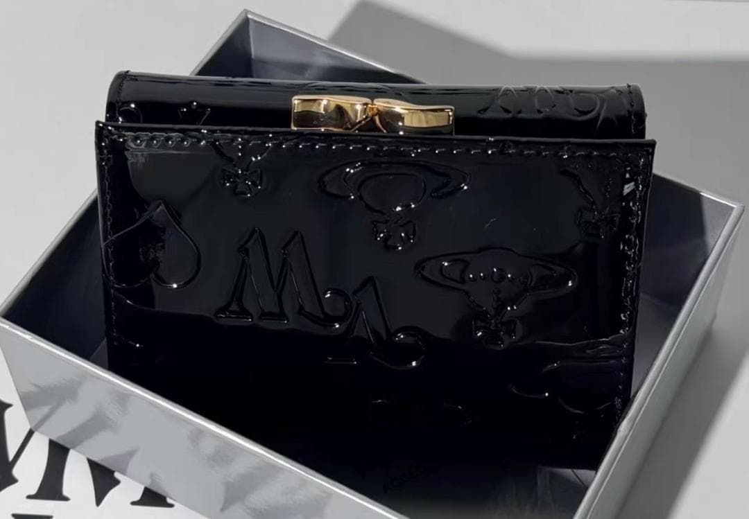 1 / 4 VVW いブラックエナメル型押しオーブ三つ折財布-110