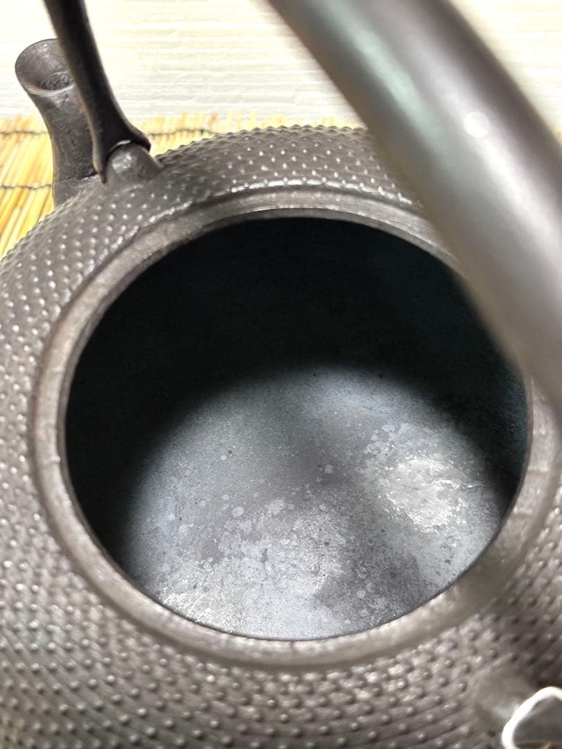 新品、供箱等付属品付　南部藤枝工房　藤枝昌行作　１５型アラレ　南部鉄瓶　南部鉄器