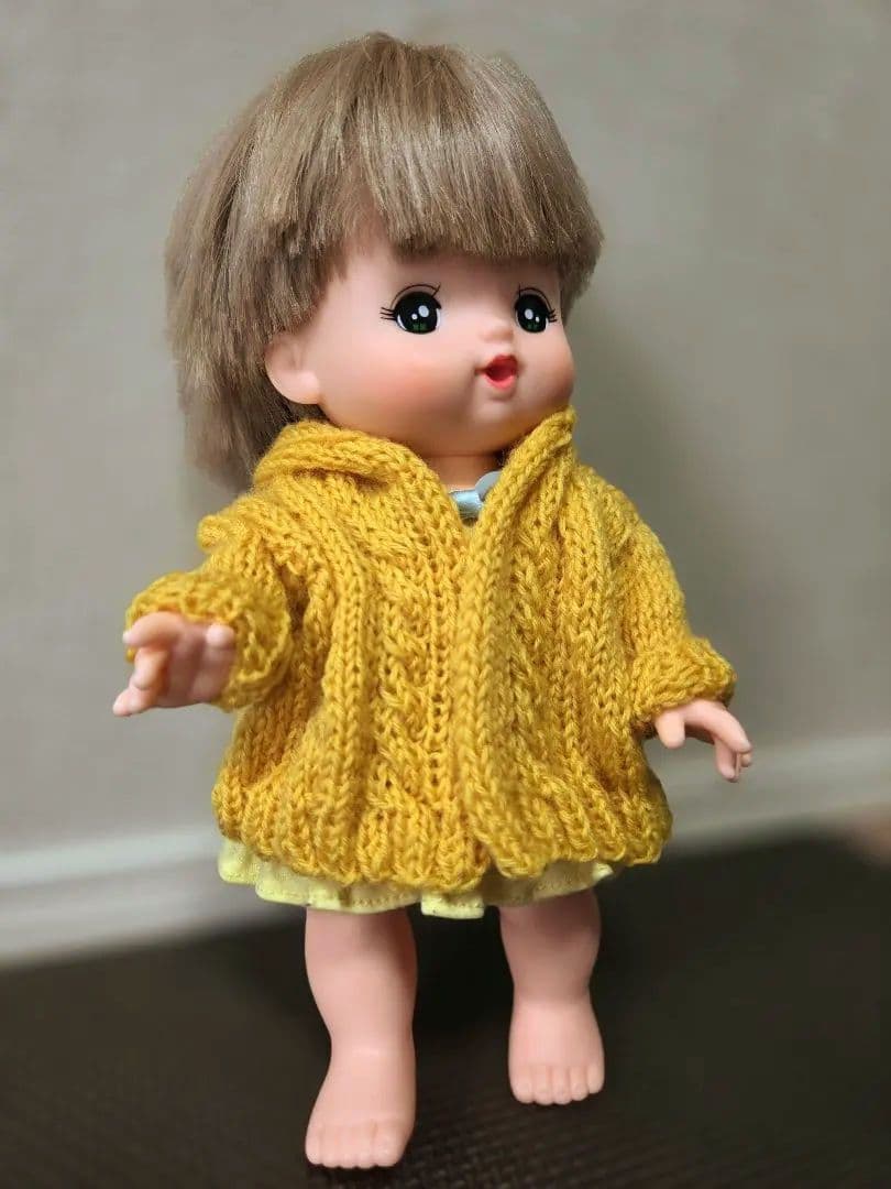 ポートフォリオ(^^)幼児向け人形☆フード付きニットコート☆001