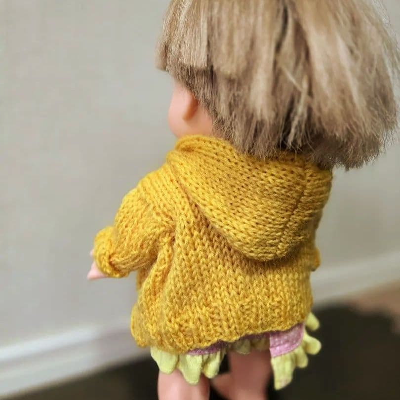 ポートフォリオ(^^)幼児向け人形☆フード付きニットコート☆001